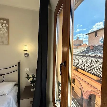 Portico - A Stone's Throw From Piazza Maggiore *