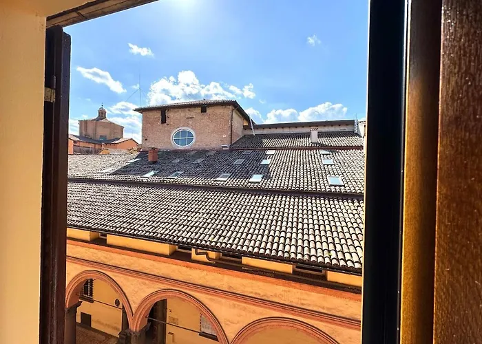 Portico - A Stone's Throw From Piazza Maggiore