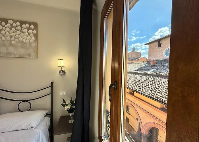 Portico - A Stone's Throw From Piazza Maggiore *